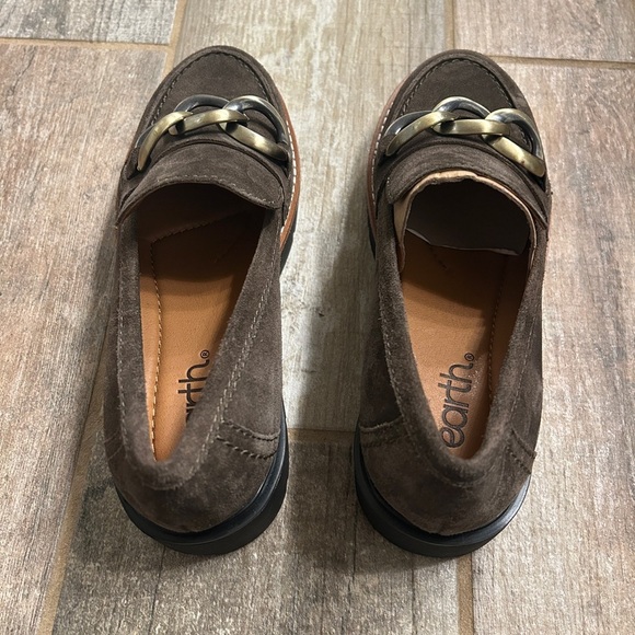 NWOB EARTH Dark Brown Suede Loafer with Gold Chain Detail - Picture 8 of 9